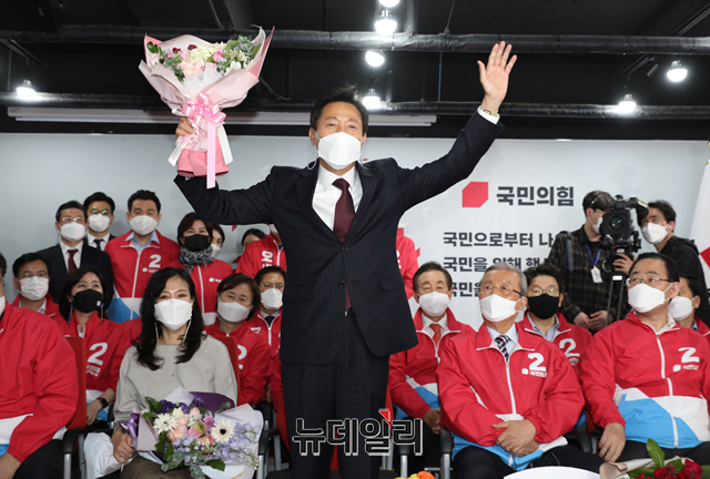▲ 오세훈 국민의힘 서울시장 후보가 당선이 확실시 된 8일 오전 서울 여의도 국민의힘 중앙당사 개표상황실에서 꽃다발을 들고 환호하고 있다.ⓒ이종현 기자(사진=국회사진공동취재단)