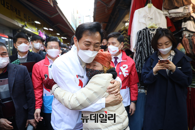 선거 유세차 남대문 시장을 방문한 오세훈 당선인이 상인들과 포옹을 하고 있다.ⓒ이종현 사진기자