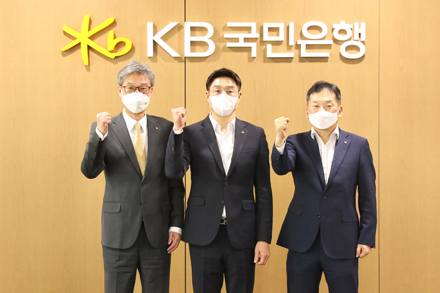 ▲ (좌측부터)허인 국민은행장, 김완수 신임감독, 김진영 단장ⓒ국민은행