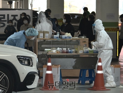 ▲ 세종시 어진동 선별진료소에서 시민들이 코로나 검사를 받고 있다.ⓒ이길표 기자