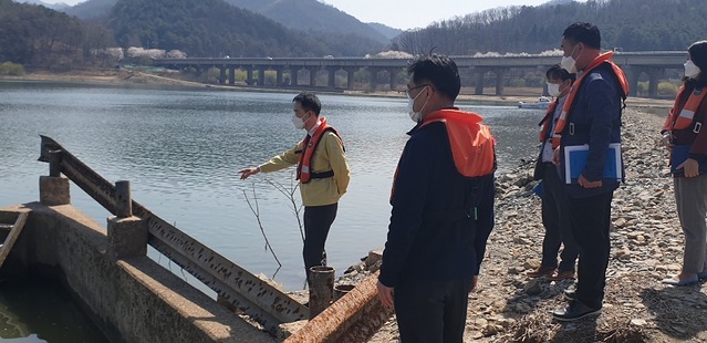 ▲ 상수도사업본부 직원들이 가뭄대비 종합대책 수립 및 대청호 특별점검을 하고 있다.ⓒ상수도사업본부