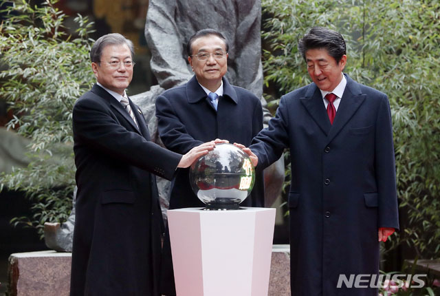 ▲ 2019년 12월 24일 중국에서 열린 한일중 정상회담. ⓒ뉴시스. 무단전재 및 재배포 금지.