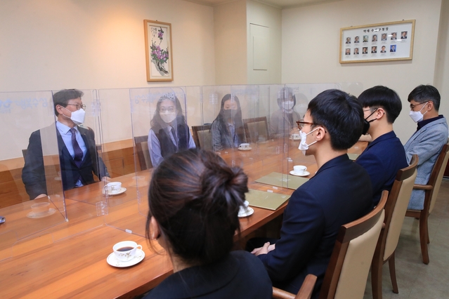 ▲ 수성구는 지난 7일 일선에서 민원업무를 담당하고 있는 공무원들을 격려하기 위해 구청장‧민원공무원 간담회를 개최했다.ⓒ수성구