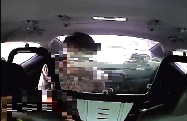 ▲ 경찰이 음주운전을 하다가 적발된 한 남성을 차에 태워 경찰서로 이동하고 있다.ⓒ충남경찰청