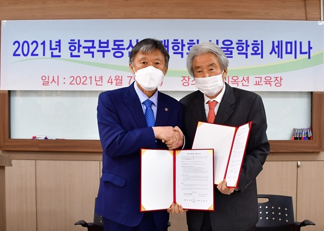 ▲ 전장헌 부동산경매학회장(왼쪽)과 강명주 지지옥션 대표(오른쪽)가 협약 체결 후 기념촬영을 하고 있다.ⓒ지지옥션