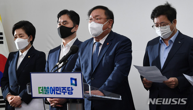 ▲ 김태년 더불어민주당 대표 직무대행이 8일 서울 여의도 국회에서 4.7재보궐 선거 결과에 책임을 지고 지도부가 전원 사퇴한다는 내용의 대국민 성명서를 발표하고 있다. ⓒ뉴시스