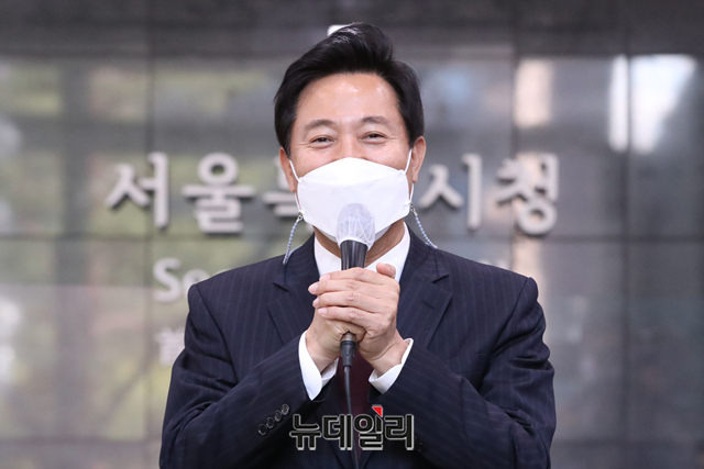 ▲ 제38대 서울특별시장에 당선된 오세훈 시장이 8일 오전 서울 중구 서울시청으로 첫 출근하며 인사말을 하고 있다. ⓒ정상윤 기자(사진=공동취재단)