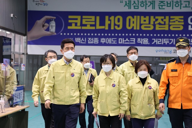 ▲ 이강덕 시장은 북구 예방접종센터를 방문해 운영과 관련된 전반적인 사항을 직접 점검하고 있다.ⓒ포항시