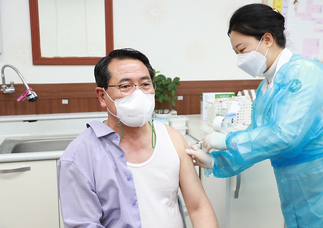 ▲ 전찬걸 군수가 울진군보건소에서 코로나19 아스트라제네카 백신을 접종하고 있다.ⓒ울진군
