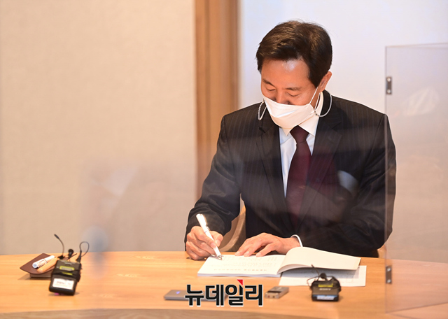 ▲ 오세훈 서울시장 당선인이 8일 오전 서울 중구 서울시청 6층 집무실에서 사무 인계인수 책자에 서명을 하고 있다. ⓒ정상윤 기자