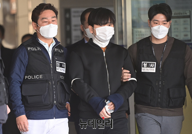 ▲ 차량으로 옮겨지는 김태현의 소지품 ⓒ정상윤