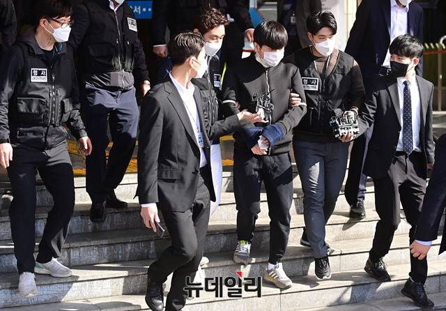 ▲ 차량으로 옮겨지는 김태현의 소지품 ⓒ정상윤