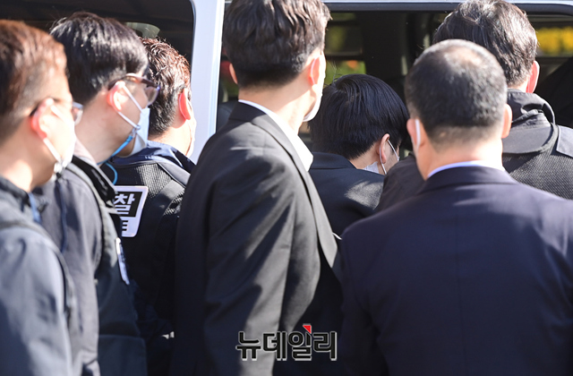 ▲ 차량으로 옮겨지는 김태현의 소지품 ⓒ정상윤