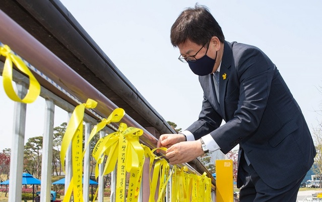 ▲ 최교진 세종시교육감이 지난해 세종호수공원에서 열린 세월호 참사 6주기 추모 행사에서 노란 리본을 달고 있다.ⓒ세종교육청