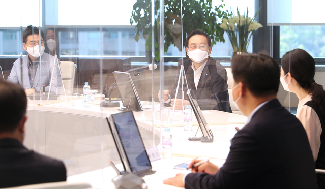 ▲ 손태승 우리금융 회장이 9일 서울시 중구 소재 우리은행 본점 23층 회의실에서 자회사 임직원들과 소통하고 있다.ⓒ우리금융