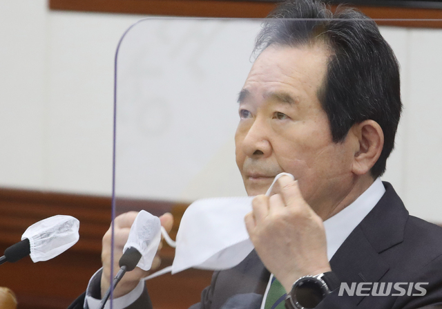 ▲ 정세균 국무총리가 9일 오전 서울 종로구 정부서울청사에서 열린 코로나19 대응 백신·치료제 상황점검회의에 참석해 발언에 앞서 마스크를 벗고 있다. 
 ⓒ뉴시스