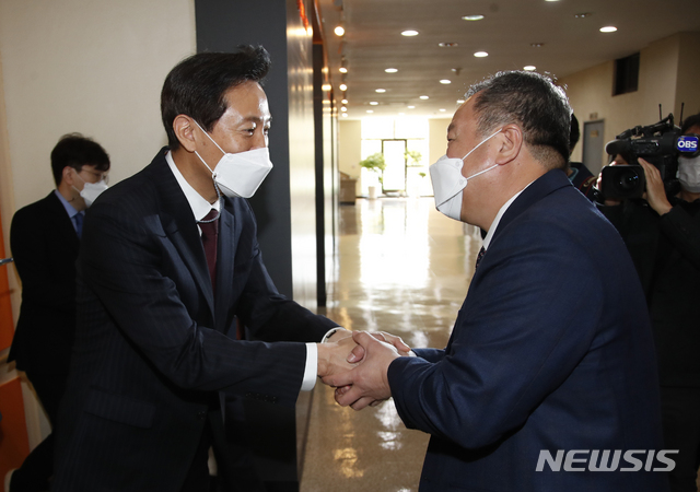 ▲ 오세훈 서울시장이 8일 오전 서울시의회를 방문해 김인호 서울시의회 의장을 만나고 있다. ⓒ뉴시스