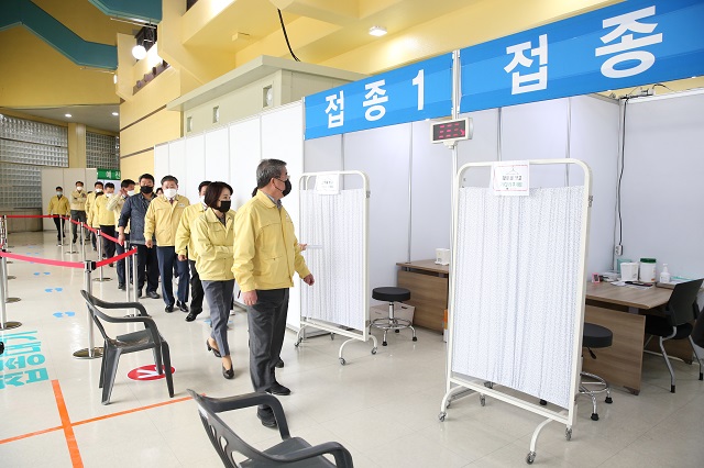 ▲ 경주시의회는 경주시 코로나19 예방접종센터 현장을 점검했다.ⓒ경주시의회