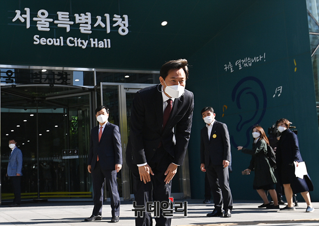 ▲ 제38대 서울특별시장에 당선된 오세훈 시장이 8일 오전 서울 중구 서울시청으로 첫 출근하고 있다. ⓒ제38대 서울특별시장에 당선된 오세훈 시장이 8일 오전 서울 중구 서울시청으로 첫 출근하고 있다. ⓒ정상윤 기자
