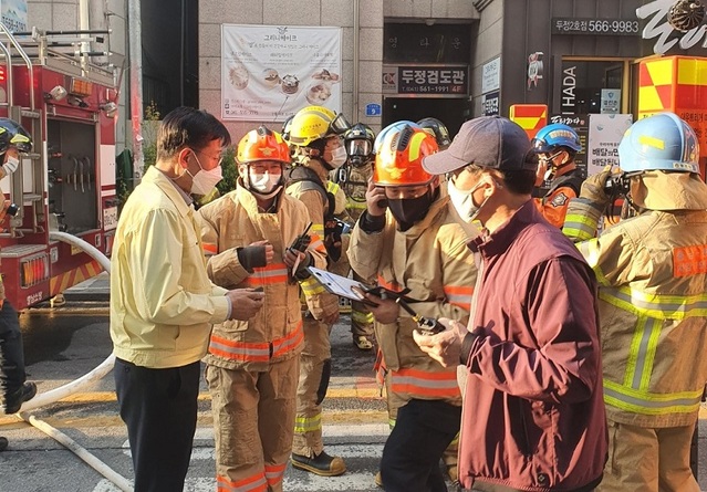 ▲ 전만권 천안부시장은 지난 9일 두정동 화재현장을 방문,“원활한 화재진압과 인명피해발생 최소화를 위해 적극 지원하고 있다.ⓒ천안시