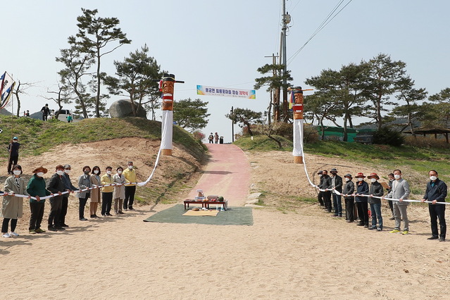 ▲ 예천군은 11일 오전 11시 용궁면 회룡포 마을에서 김학동 예천군수를 비롯한 김은수 예천군의회 의장, 윤용식 회룡포사랑회장, 공공미술 대표 작가, 마을주민 등이 참석한 가운데 장승 제막식을 열었다.ⓒ예천군