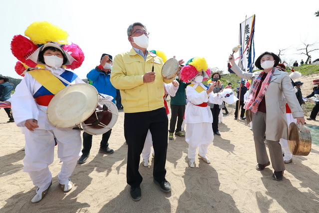 ▲ 김학동 군수는 “회룡포에 유채꽃 등 다양한 꽃들을 심어 사시사철 변화를 즐길 수 있도록 해 코로나19로 지친 주민들과 관광객들에게 여유와 치유를 제공할 수 있을 것으로 기대된다”고 말했다.ⓒ예천군