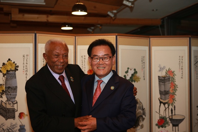 ▲ 2016년 칠곡군에서 열린 낙동강 세계평화문화대축천에서 백선기 칠곡군수와 멜레세 회장이 기념 촬영을 하고 있다.ⓒ칠곡군