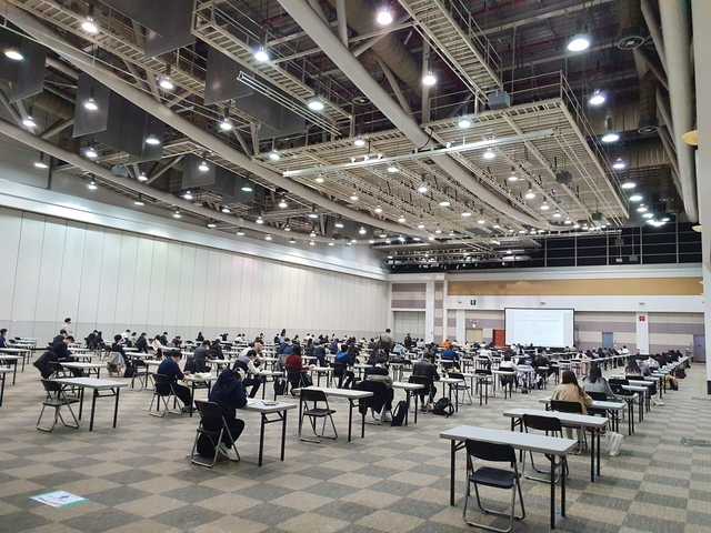 ▲ 한국사학진흥재단 채용시험에서 응시생들이 간격을 두고 앉아있는 모습.ⓒ엑스코