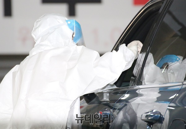 ▲ 세종시 선별진료소에서 방역요원이 코로나19 검체 채취 장면.ⓒ뉴데일리 DB
