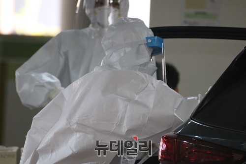▲ 세종시 어진동 선별진료소에서 시민에게 코로나19 검채를 채취하고 있다.ⓒ이길표 기자