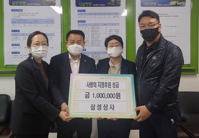 ▲ 이영호 충남 천안 삼성상사 대표가 12일 목천읍에서 김영미 읍장에게 100만원을 전달하고 있다.ⓒ천안시