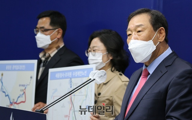 ▲ 최민호 국민의힘 세종갑 당협위원장이 세종시 지하철도 건설과 관련해 이춘희 세종시장의 답변을 촉구하고 있다.ⓒ이길표 기자