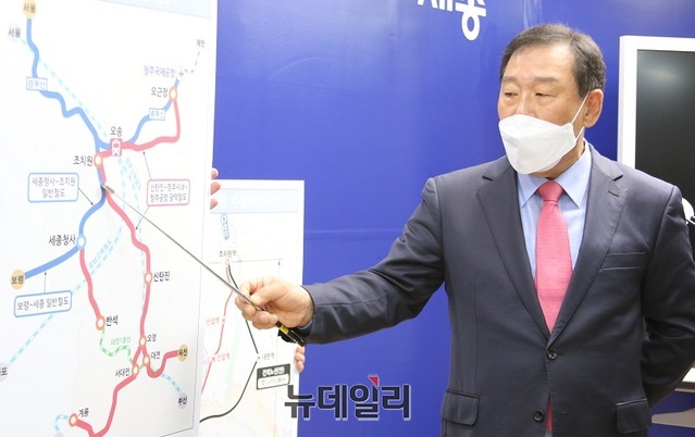 ▲ 최민호 국민의힘 세종갑 당협위원장이 지하철도 건설에 설명을하고 있다.ⓒ이길표 기자
