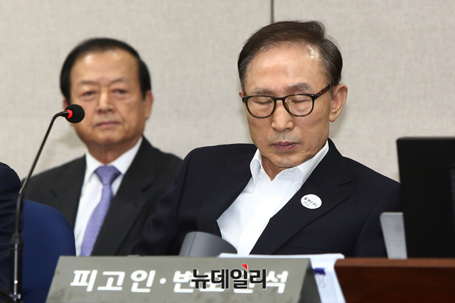 ▲ 이명박 전 대통령이 2018년 5월 서울 서초구 서울중앙지방법원에서 열린 1심 공판에 출석해 생각에 잠겨있다. ⓒ뉴데일리 이종현 기자