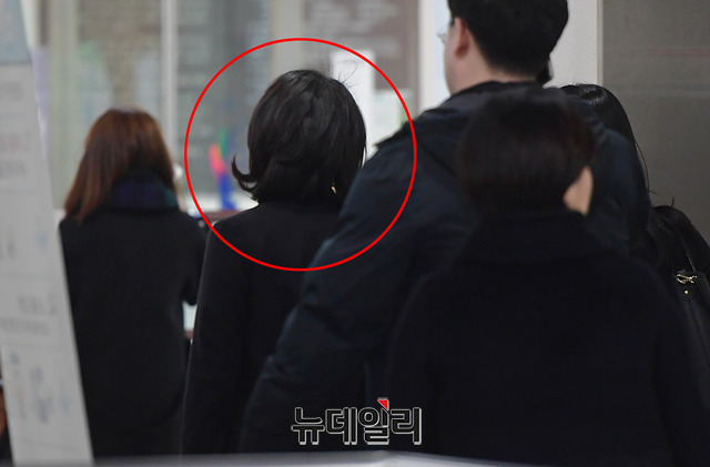 ▲ 고 김재정 씨의 아내 권영미 씨가 2019년 1월 11일 서울고등법원에서 열린 이명박 전 대통령의 항소심에서 증인으로 출석한 직후 법원을 나서고 있다.ⓒ뉴데일리DB