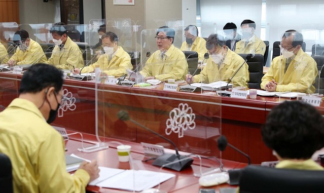 ▲ 양승조 충남도지사가 12일 도청에서 열린 실국원장회의에서 “차량용 반도체 및 자율주행 R&D 캠퍼스 아산 유치에 성공해 차량용 반도체 글로벌 허브로 도약하고자 하는 충남의 꿈이 드디어 첫 발을 내딛었다”고 밝히고 있다.ⓒ충남도