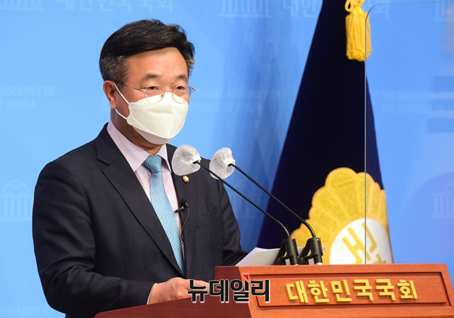 ▲ 국회 법제사법위원장인 윤호중 더불어민주당 의원이 12일 오전 국회 소통관에서 원내대표 출마 선언 기자회견을 하고 있다. ⓒ이종현 기자