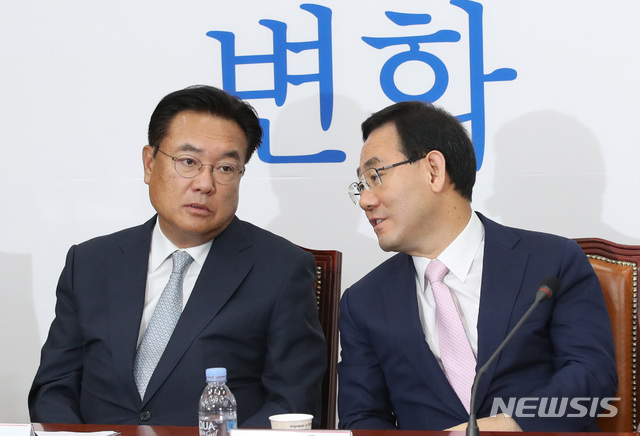 ▲ (왼쪽부터)국민의힘 정진석 의원과 주호영 원내대표 겸 당대표 직무대행.ⓒ뉴시스