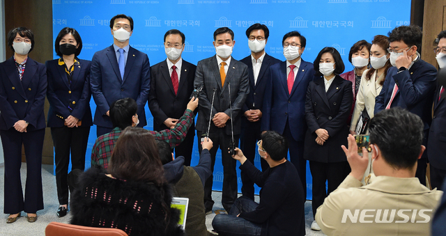 ▲ 국민의힘 초선 의원들이 지난 8일 국회 소통관에서 기자회견을 열고 