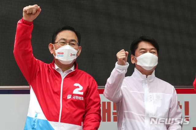 ▲ 주호영 국민의힘 원내대표 겸 당대표 직무대행(왼쪽)과 안철수 국민의당 대표가 지난달 29일 서울 여의도역 앞에서 열린 증권가 순회 인사 및 합동유세에서 시민들에게 오세훈 국민의힘 후보에 대한 지지를 호소하고 있다.ⓒ뉴시스(사진=국회사진기자단)