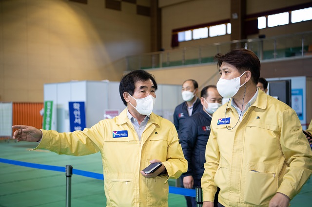 ▲ 이희진 군수는 모의 훈련 현장을 방문해 백신 접종 과정과 발생할 수 있는 긴급 상황에 대비했다.ⓒ영덕군