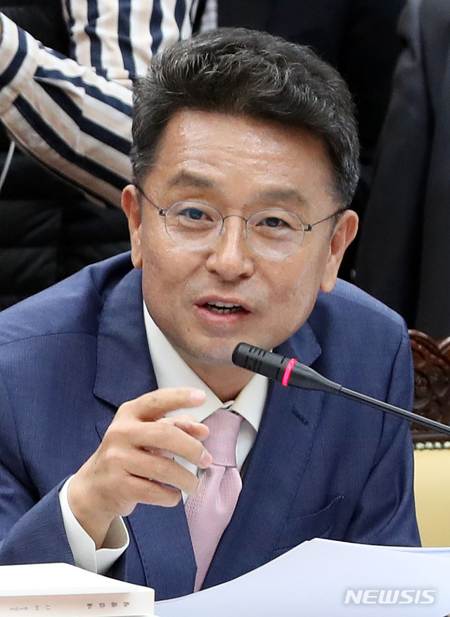 ▲ 이철희 민주당 전 의원이 지난 2019년 10월 17일 서울 서초구 대검찰청에서 열린 대검찰청 국정감사에서 윤석열 검찰총장에게 질의하고 있다.ⓒ뉴시스