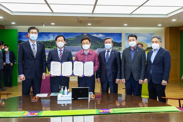▲ 고우현 의장(왼쪽 두번째)과 이철우 지사(왼쪽 세번째)는 12일 도지사 접견실에서 인사검증 확대를 위해  만남을 갖고 경상북도 산하기관 등의 장 후보자에 대한 인사검증 실시 협약서에 공동 서명했다.ⓒ경북도의회