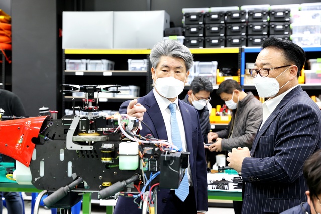▲ 윤종원 기업은행장이 13일 혁신기업을 방문하고 있다. ⓒ기업은행