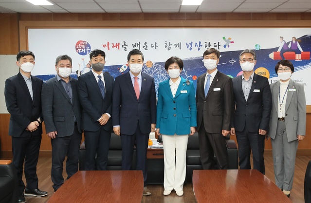 ▲ 대구시교육청(교육감 강은희)은 제주특별자치도의회 교육위원회 부공남 교육위원장 및 시의회 사무처 관계자, 정책연구위원 등 4명의 방문객을 맞아 대구시교육청 국제 바칼로레아(IB) 운영 현황에 대한 나눔의 시간을 가졌다.ⓒ대구시교육청