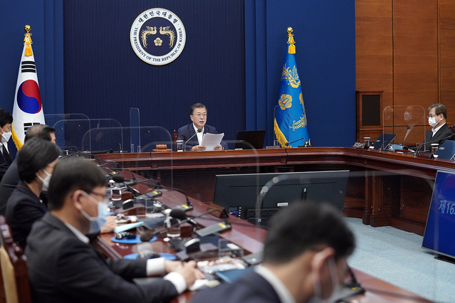 ▲ 문재인 대통령이 13일 오전 청와대에서 열린 제16회 국무회의를 주재하고 있다. ⓒ청와대