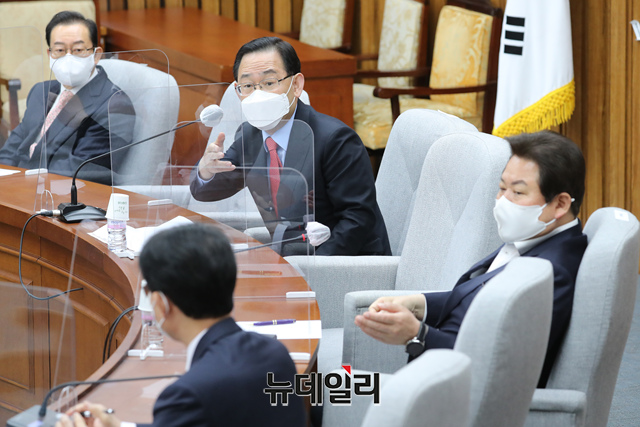 ▲ 주호영 국민의힘 당대표 권한대행이 13일 오전 국회에서 열린 원내대책회의에서 발언을 하고 있다.ⓒ이종현 기자