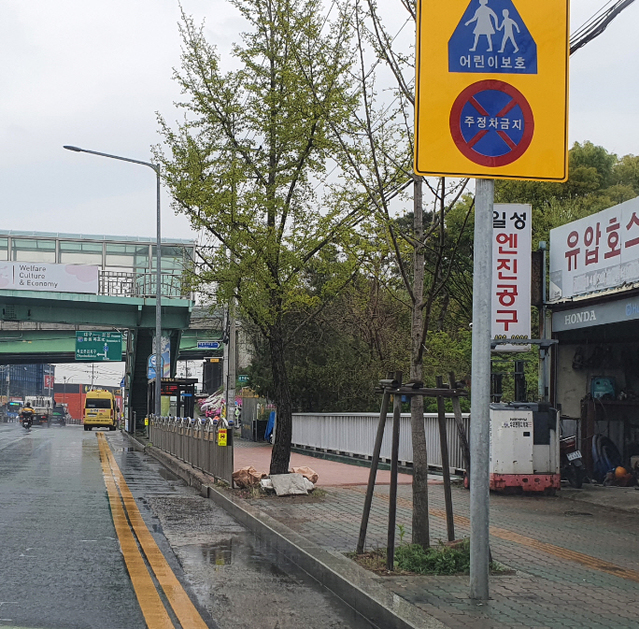 ▲ 달성군(군수 김문오)은 각급 학교의 등교수업 재개로 군내 초등학교 주변을 중심으로 교통사고의 위험이 증가함에 따라 지난 3월 2일부터 군내 초등학교 32개소 어린이보호구역 내에 포인트존 800여 개의 설치를 완료해 초등학생들의 교통사고로부터의 위험성을 획기적으로 개선했다고 밝혔다.ⓒ달성군