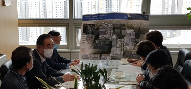 ▲ 장세용 구미시장(왼쪽 두번째)은 13일 LH 본사를 찾아 김백용 도시재생본부장을 만나 구미시-LH 간 ‘공단 도시재생혁신지구 국가시범지구’ 조성사업을 논의했다.ⓒ구미시