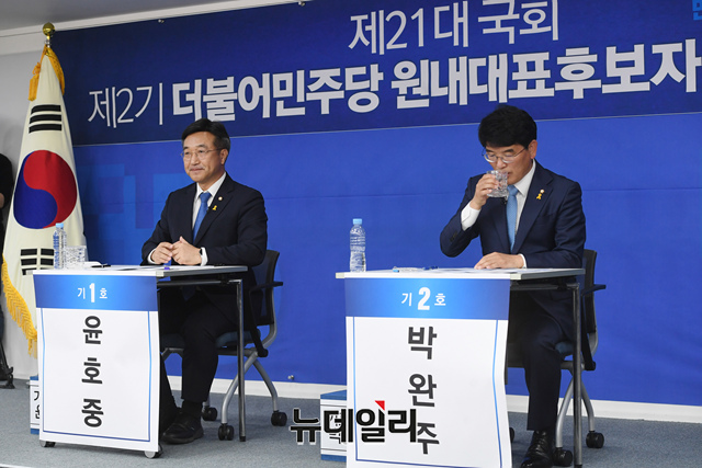 ▲ 더불어민주당 원내대표 선거에 출마한 윤호중·박완주 의원이 13일 오전 서울 여의도 민주당 중앙당사에서 열린 제2기 더불어민주당 원내대표 후보자 합동토론회에 참석했다. ⓒ이종현 기자